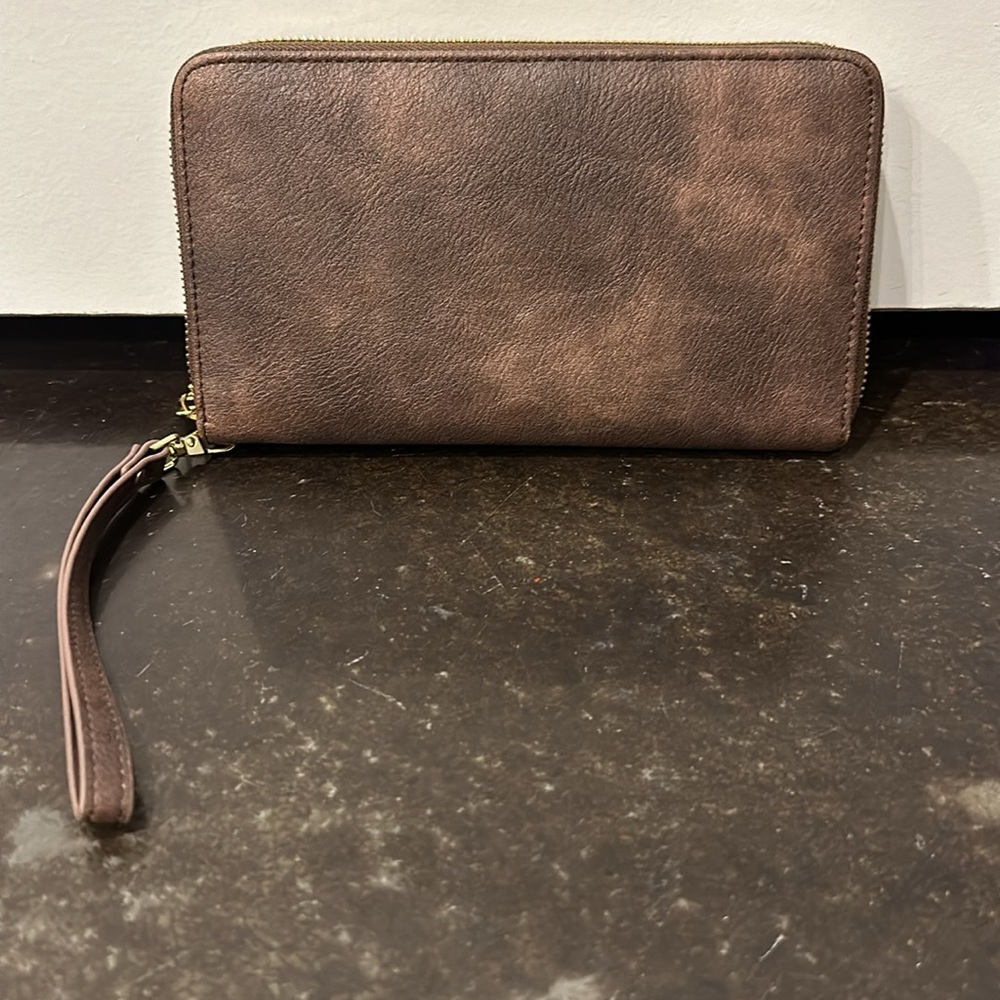 Cluci wristlet wallet